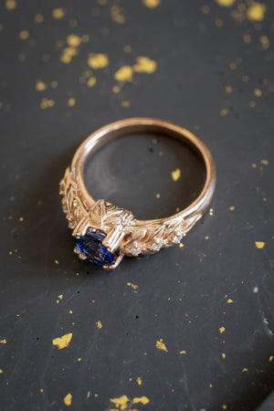 Laurel leaves ring embracing your finger in 18k gold
